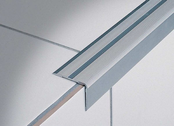 profilo per gradino in alluminio anodizzato